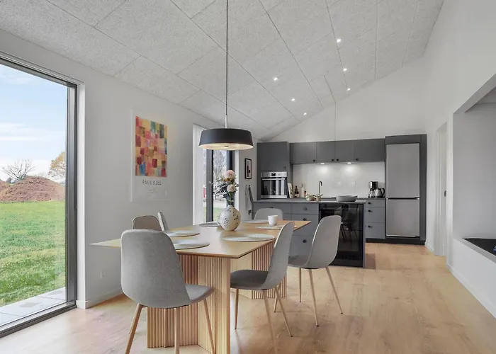 Σπίτι διακοπών 4 Bedroom Stunning In *